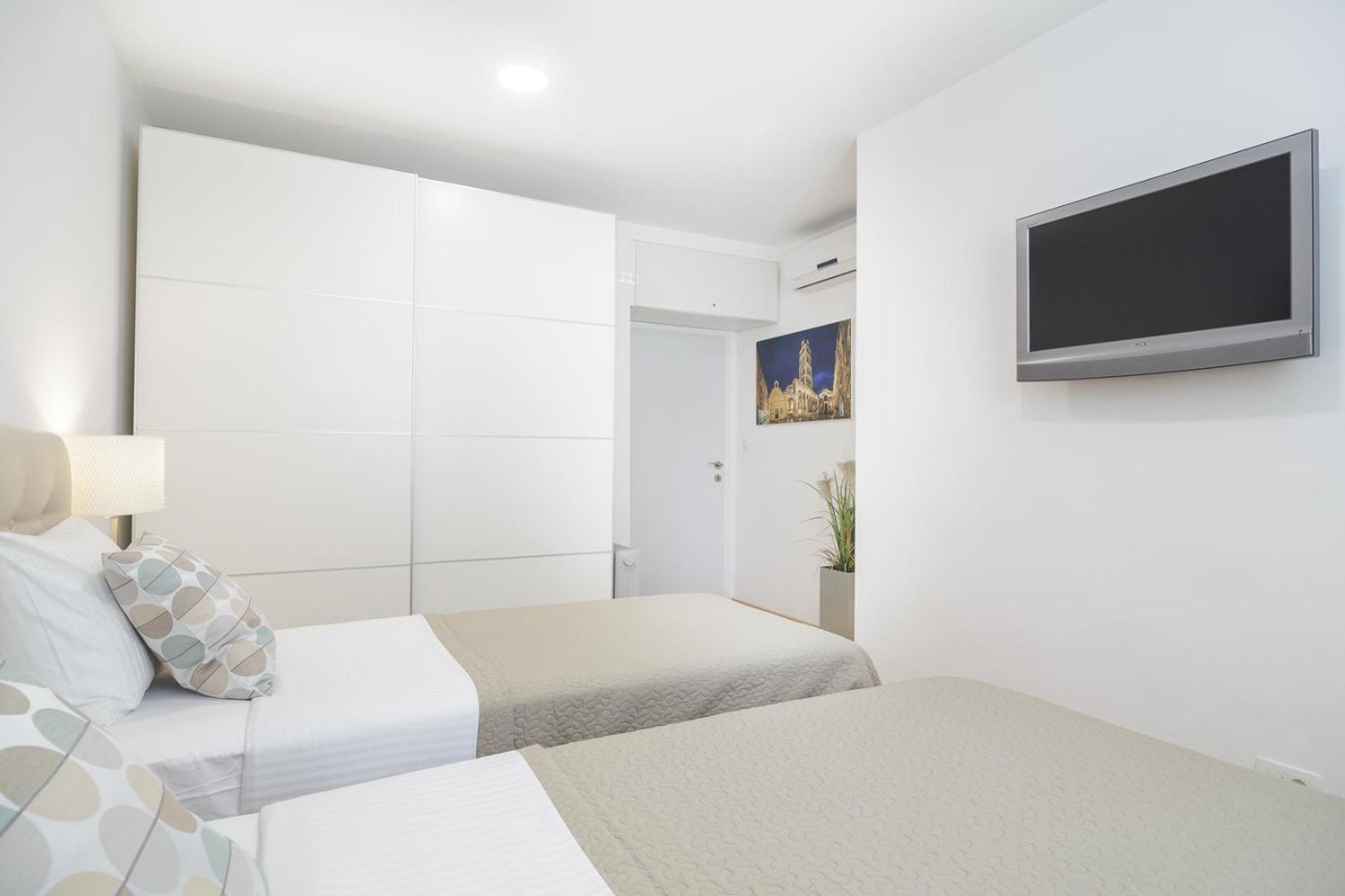 Holiday Home Aspalathos - With Free Parking, Near The Beach, A Few Minutes' Walking Distance To The Unesco Palace Split Bagian luar foto