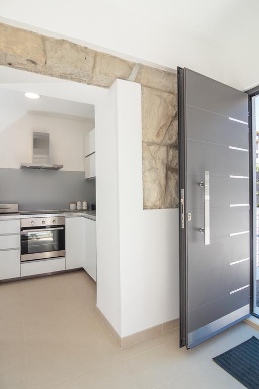 Holiday Home Aspalathos - With Free Parking, Near The Beach, A Few Minutes' Walking Distance To The Unesco Palace Split Bagian luar foto